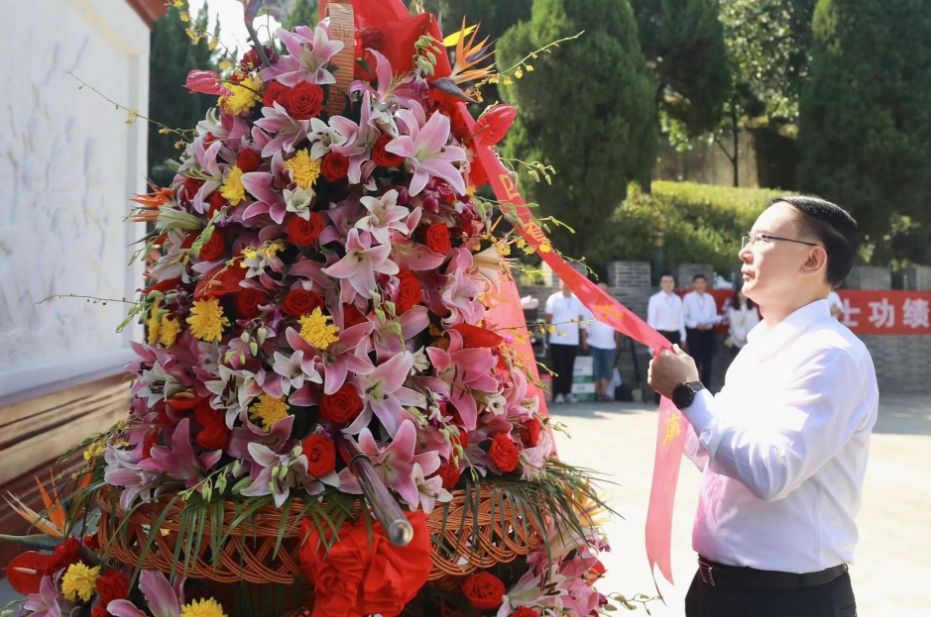 快讯！今天上午，我市举行烈士纪念日公祭活动