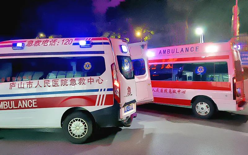 庐山市3名儿童同时坠楼伤势严重，九江学院附属医院成功救治