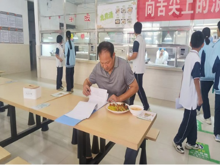 暖心陪餐守护安全！九江三中坚持开展干部陪餐工作
