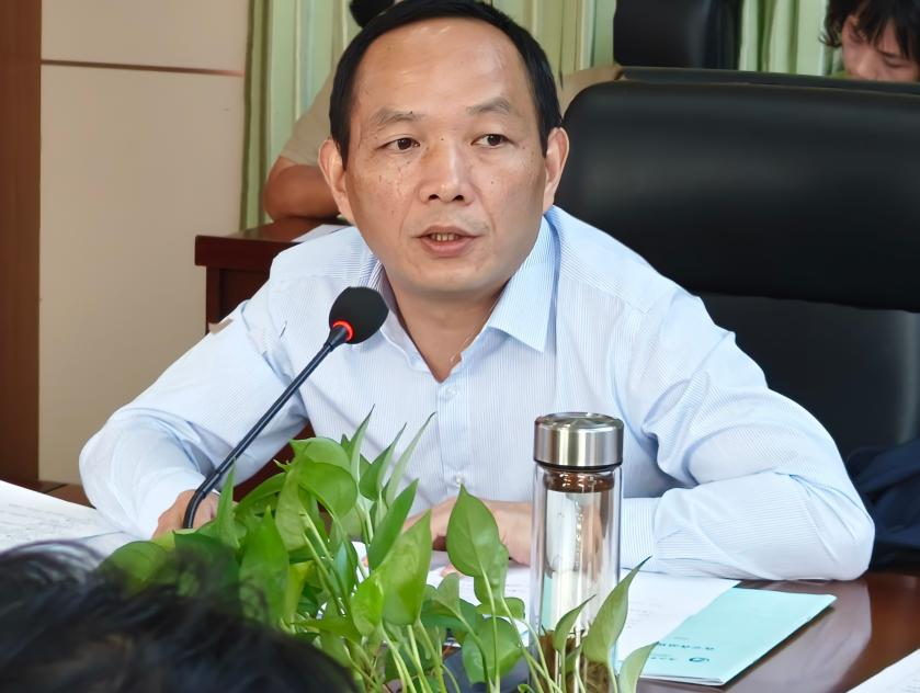九江七中党总支召开2024年度理论学习中心组第八次学习会