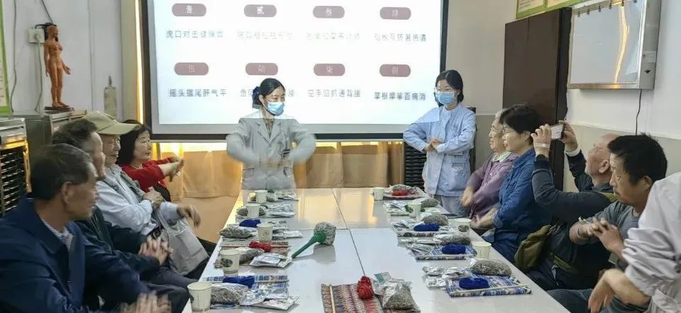 九江市中医医院开展“艾在重阳 锤出健康”趣味科普活动