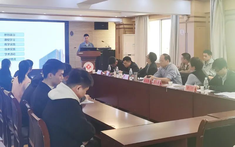 九江学院附属医院召开2022级硕士研究生中期考核报告会