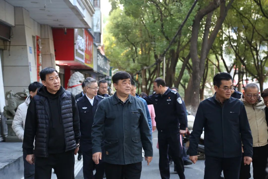 市政协开展城区道路堵点“微改造”建设专题视察，占勇带队