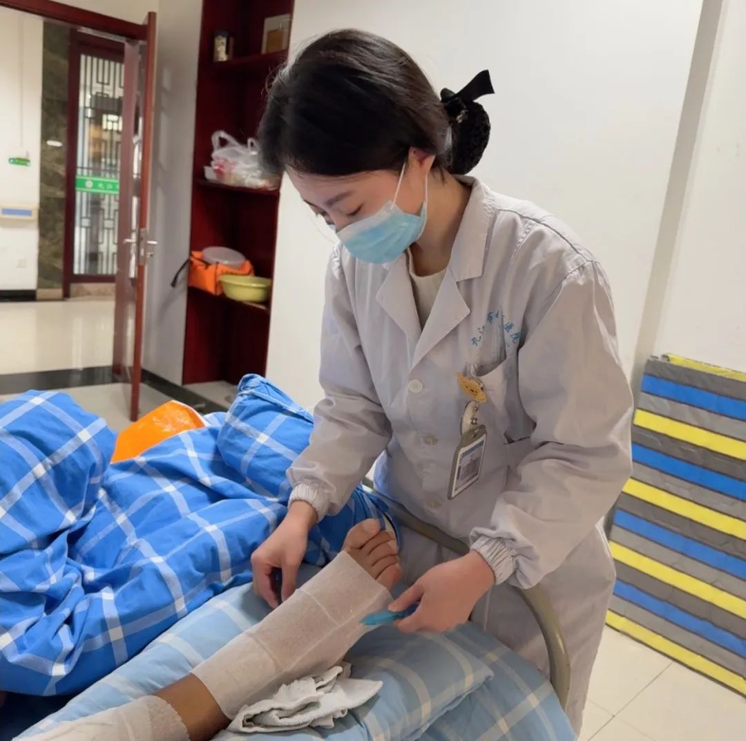 “芒”络“硝”肿，九江市骨科医院运用中药塌渍中医外治疗法活络消肿