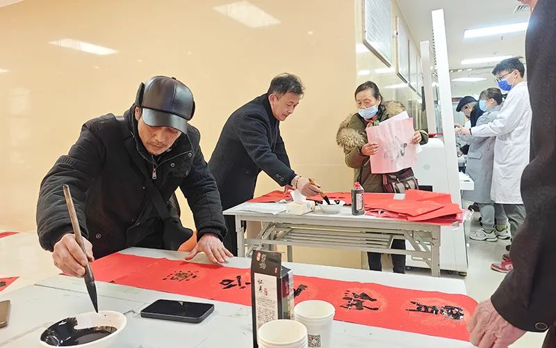 九江学院附属医院开展2025年迎新春写春联送福字活动