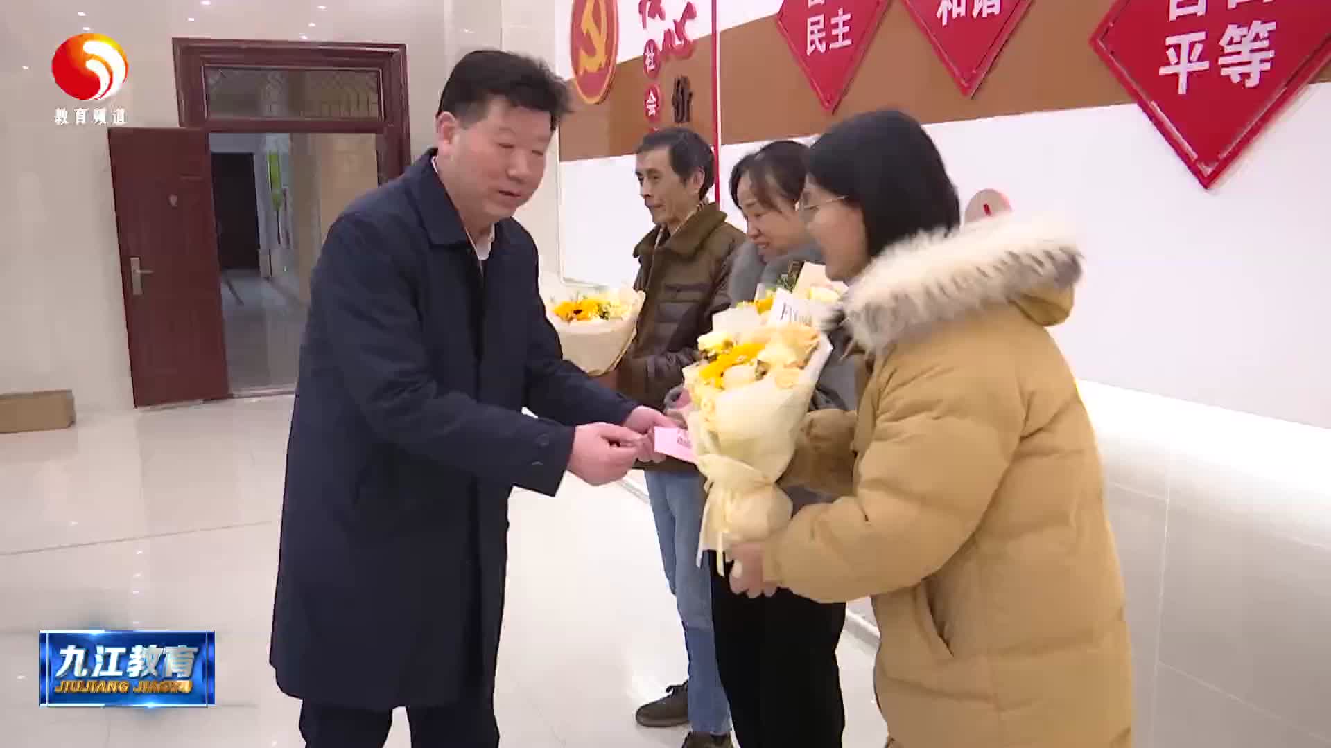市教育局党委书记、局长何明看望慰问党员教师