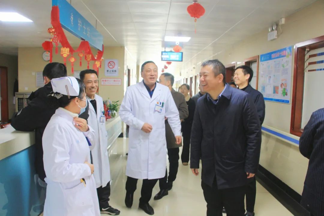 昂首奋进正当时，铆足干劲开新局！春节后上班第一天，九江市三医院领导班子走访慰问医院干部职工