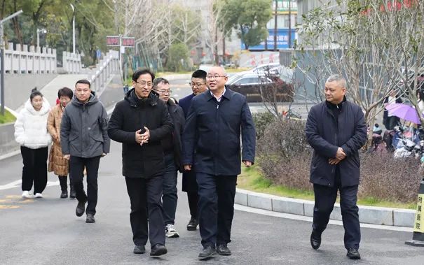 九江学院领导到九江学院附属医院看望慰问一线医护人员