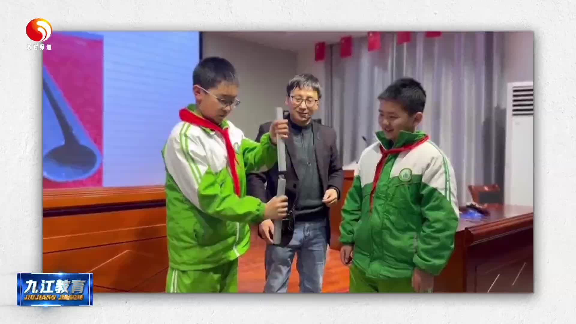 修水县第十一小学开展“关爱留守儿童  科技与温暖同行”科普活动
