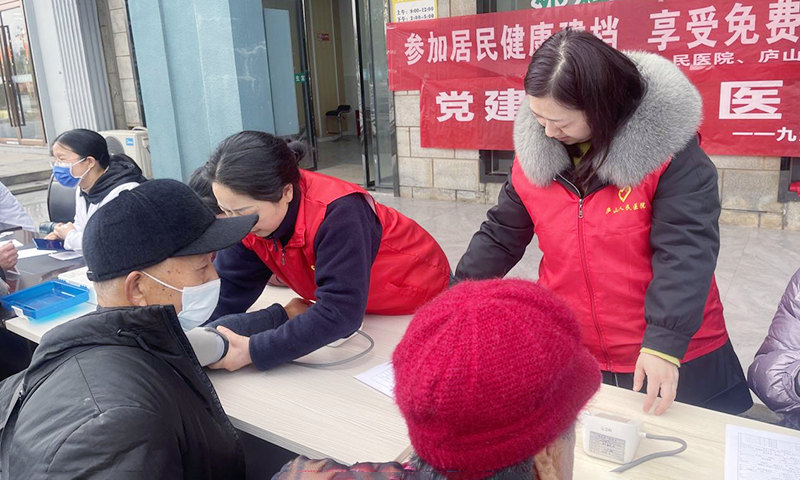 九江学院附属医院走进庐山新城社区开展健康义诊活动