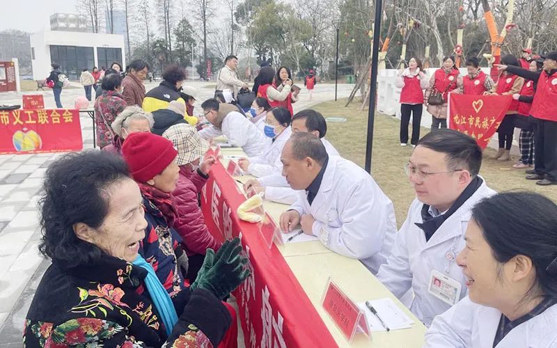 九江学院附属医院在甘棠公园开展健康义诊活动