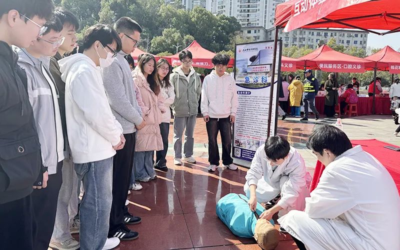 践行志愿服务精神！九江学院附属医院参加九江市“学雷锋公益集市”活动