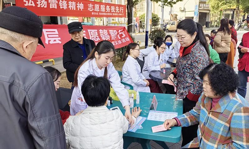 九江学院附属医院联合九江市义工团走进慧龙新城社区开展健康义诊活动