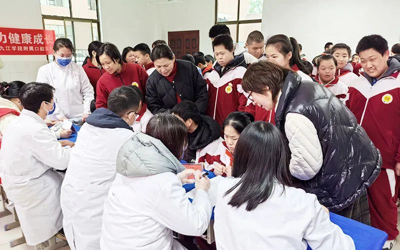 九江学院附属医院联合九江市义工联合会走进市博爱特殊学校开展义诊活动