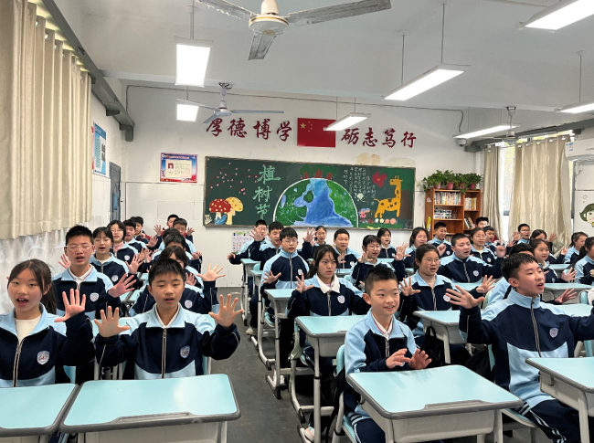 九江实验中学创新推行 “课间五分钟班班唱” 活动