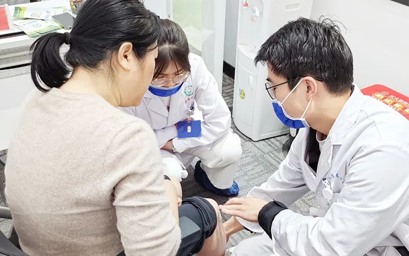 九江学院附属医院联合滨兴街道卫生服务中心走进企业开展义诊活动