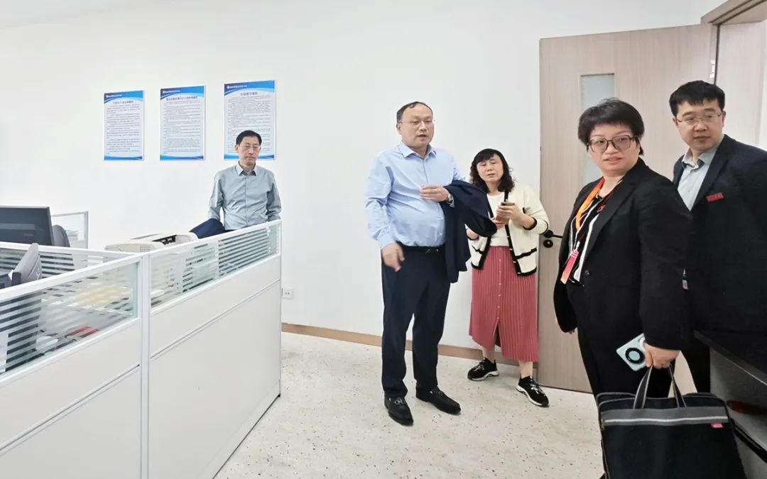 九江学院附属医院领导深入临床医学实验楼调研本科教学评估工作