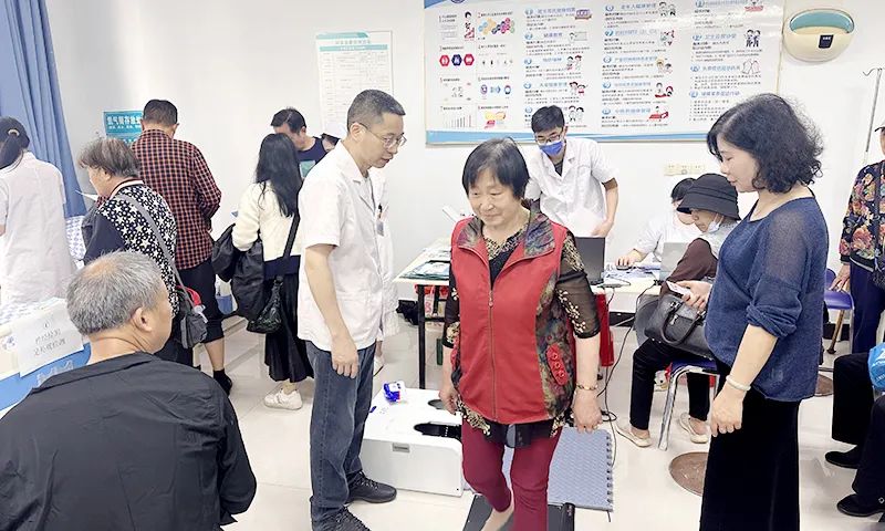 九江学院附属医院联合滨兴街道卫生服务中心开展多学科健康筛查惠民活动