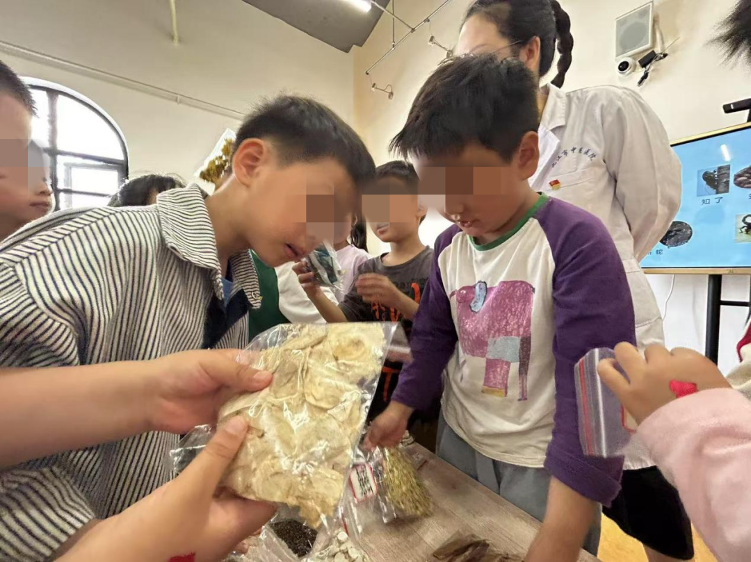九江市中医医院走进艾美极地盛世幼儿园开展中医特色主题党日活动