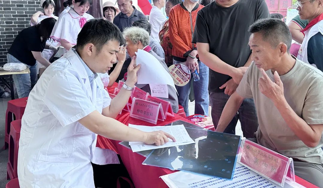 矢志人道 携手同行 九江学院附属医院联合瑞昌市红十字会开展大型公益活动