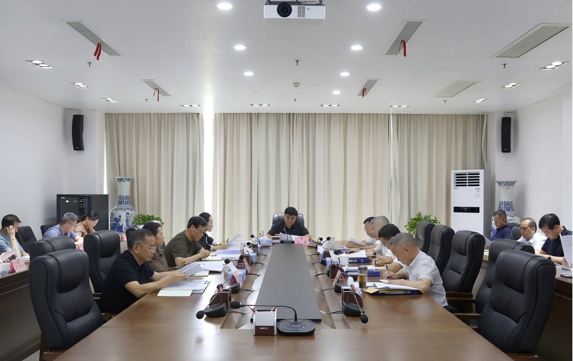 市政协党组会议暨主席会议召开，占勇主持会议