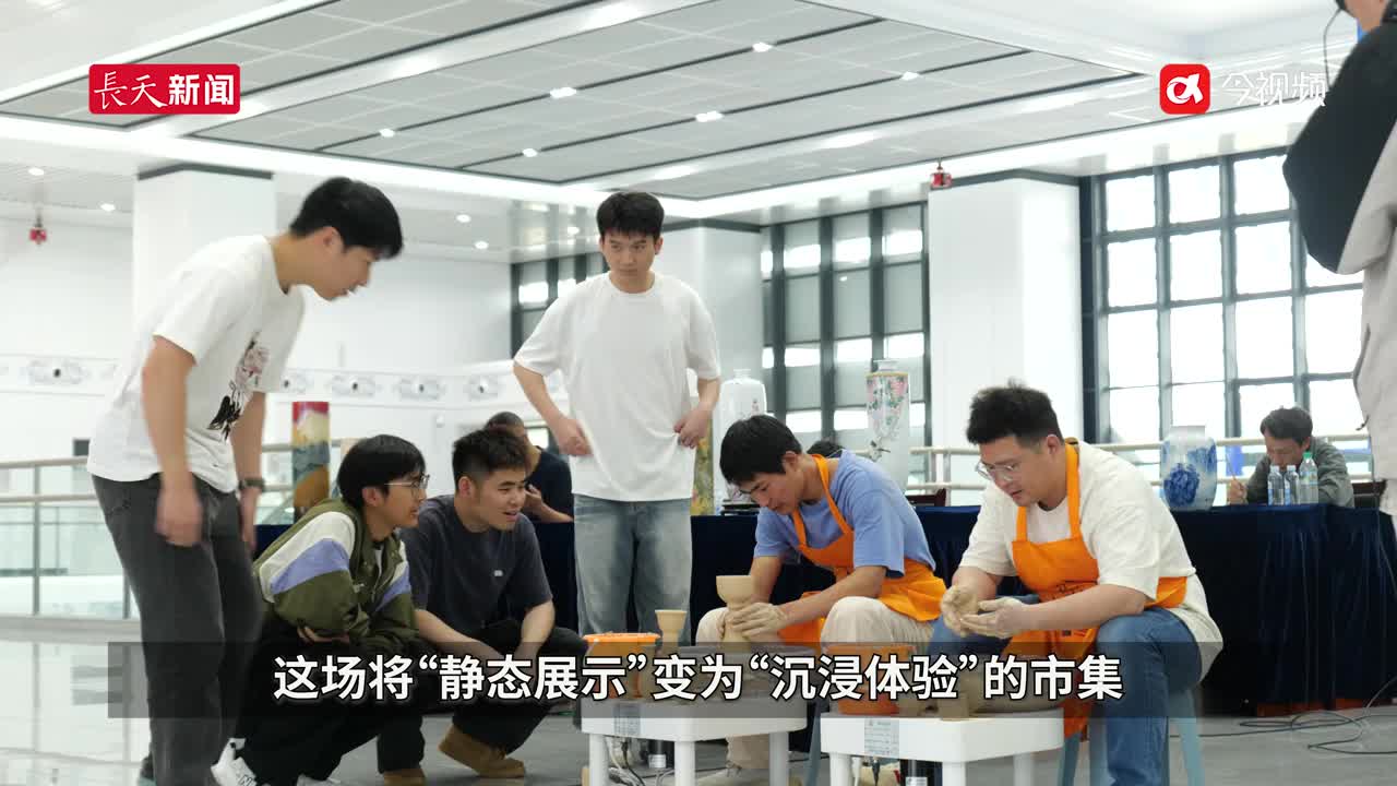 江西景德镇：车站化身“非遗集市”点亮出行多彩时光