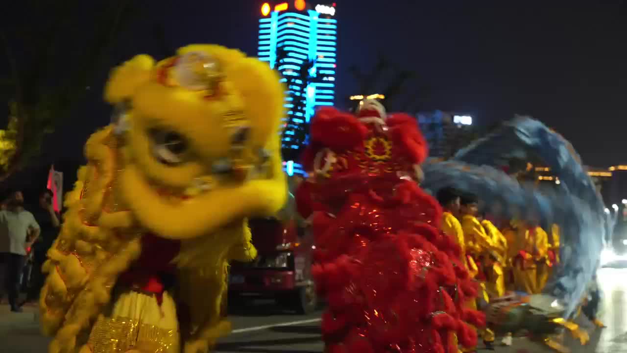 龙舟竞渡展雄风，巡游表演添华彩！