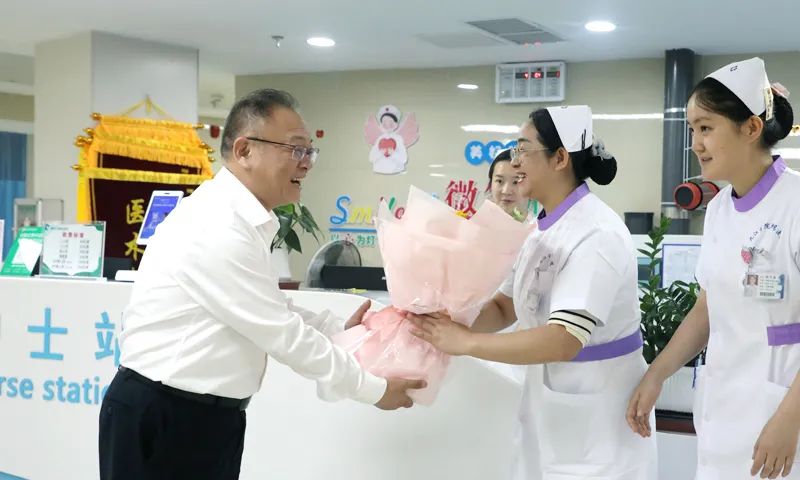 5.12国际护士节，九江市卫健委领导一行到九江学院附属医院慰问一线护理工作者