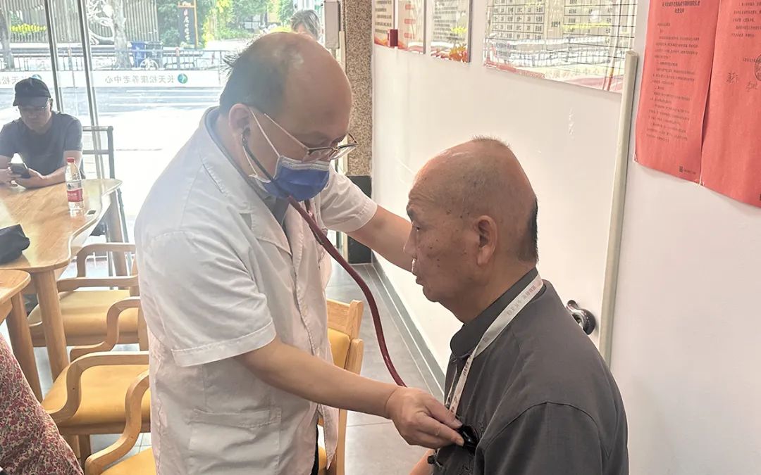 九江学院附属医院专家团队走进长天松康养老院开展爱心义诊活动