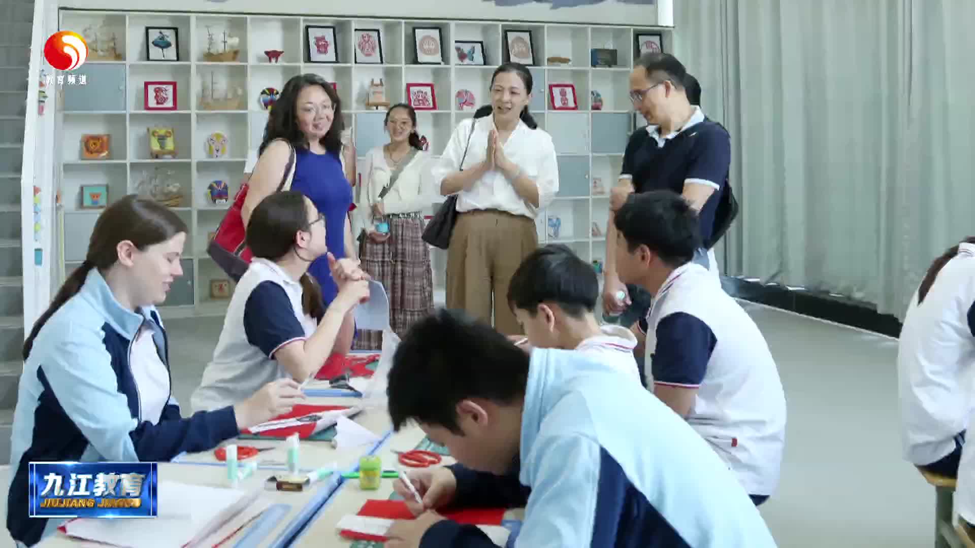 美国路易维尔市友好城市协会访问团到九江外国语学校交流访问