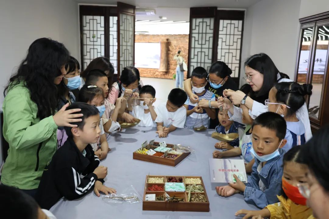杏林流芳 艾香筑梦——小读者团走进九江市中医医院沉浸式体验中医文化