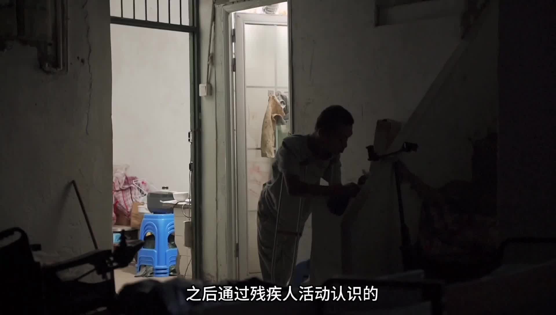 “脑瘫”出摊——三位“00后”脑瘫小伙摆摊卖蒜，自立自强