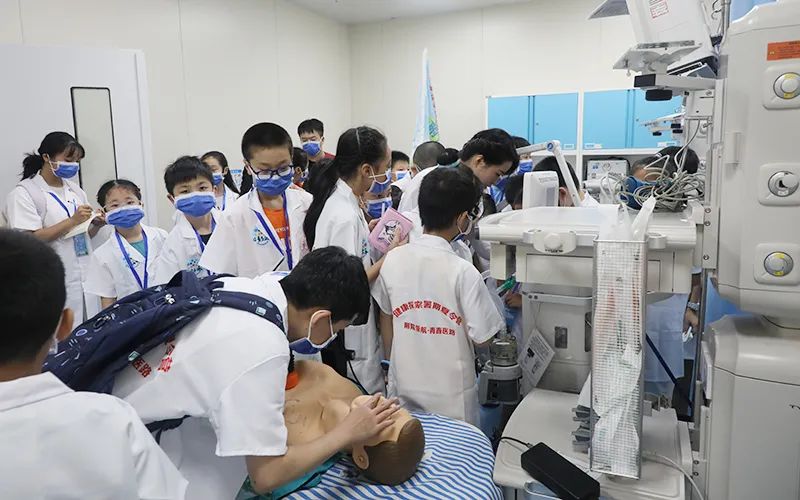 九江学院附属医院举办“附院领航・青春医路”健康探索夏令营活动
