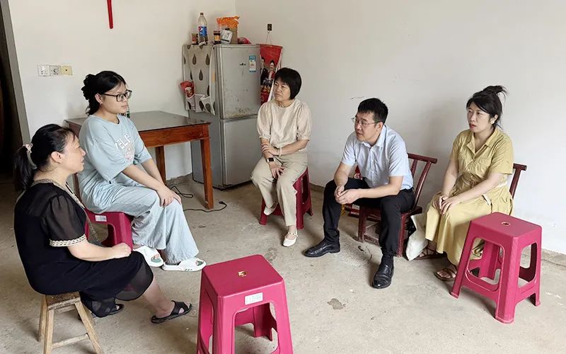 九江学院附属医院走访慰问家庭经济困难学生