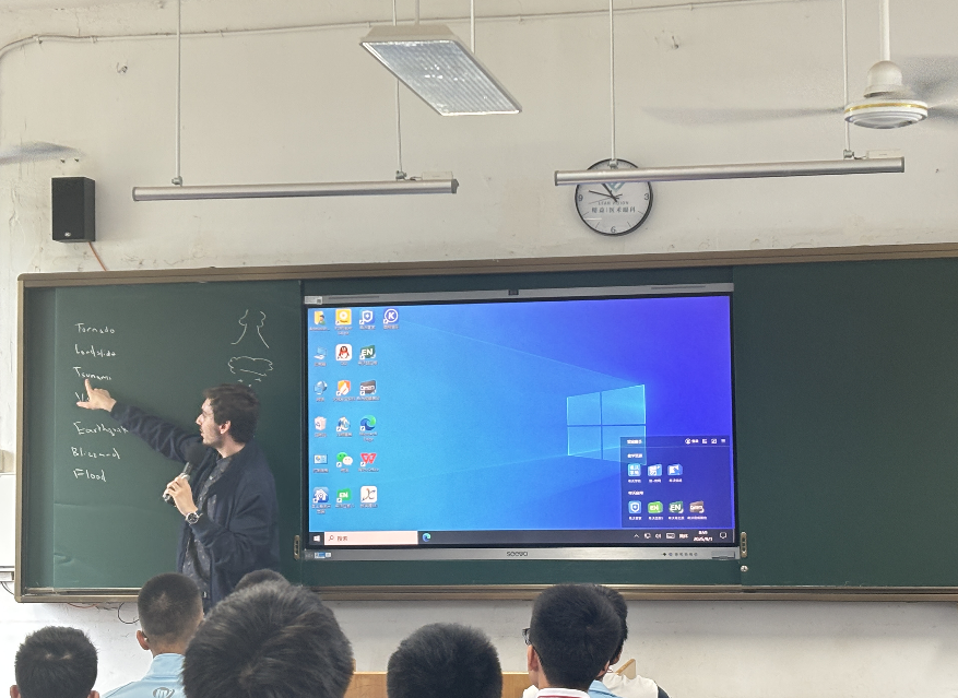 九江实验中学：外籍教师Oliver Jasiurski亮相开学典礼，开启跨文化课堂新体验