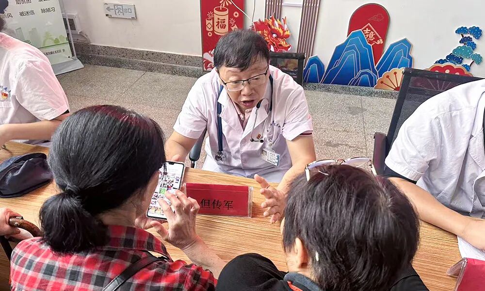 九江学院附属医院走进濂溪区长化社区开展“送健康进社区”义诊活动