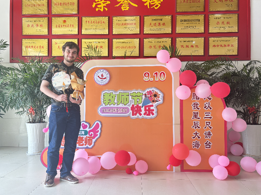 九江实验中学外教Oliwier首度体验中国教师节——以非遗漆扇为媒，感受中华文化魅力