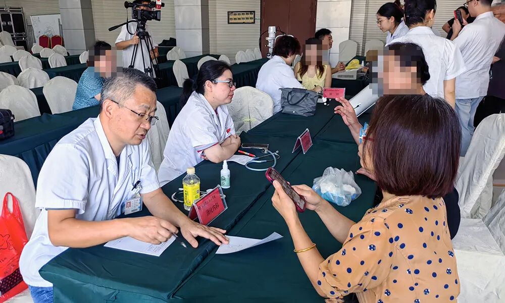 国际新闻工作者日，九江学院附属医院赴九江市融媒体中心开展健康筛查和义诊活动