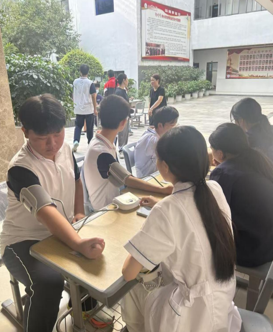 九江实验中学开展2025年学生常见病筛查工作